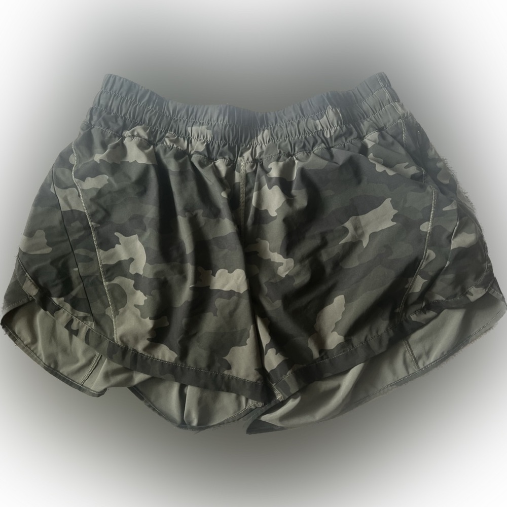 Lululemon track that 5” women’s camouflage shorts size 12